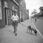 831225 Afbeelding van Peter van der Linden, wandelend met leenhond Job, in het Ondiep te Utrecht.